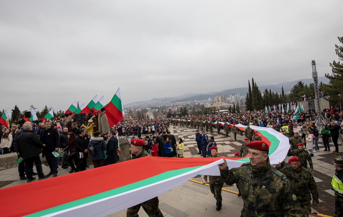 За десета година по улиците на Стара Загора шества 300-метров национален флаг