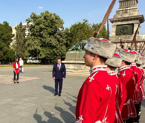 The handover and acceptance of the flag of the XIII Youth Guards Unit at the Municipal Youth Center-Ruse Photo: Press Center of the Municipality of Ruse