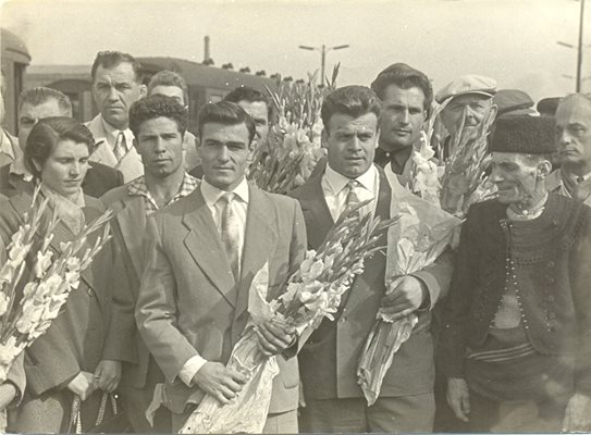 Посрещане на българските национали по борба след световното първенство в Техеран през 1959 г. на гарата в София - до Истанбул те пътували със самолет, от там - с влак до София. Сребърният Станчо Колев е най-отпред, вдясно, с калпака, е баща му Кольо Иванов, дошъл от родното Християново за посрещането.