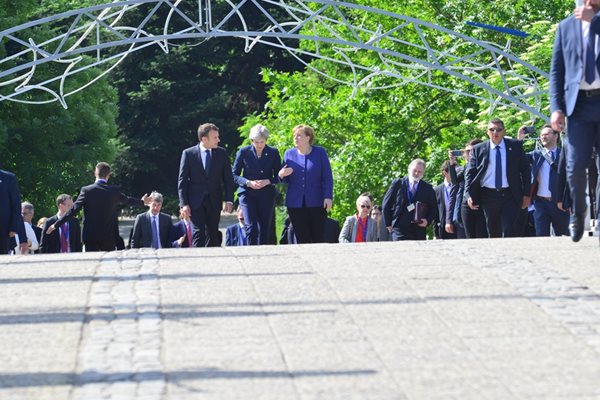 Еманюел Макрон, Тереза Мей и Ангела Меркел пред НДК