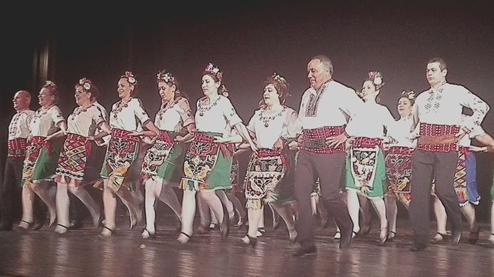 Магията на българското хоро разкриха по-големите от ансамбъла.