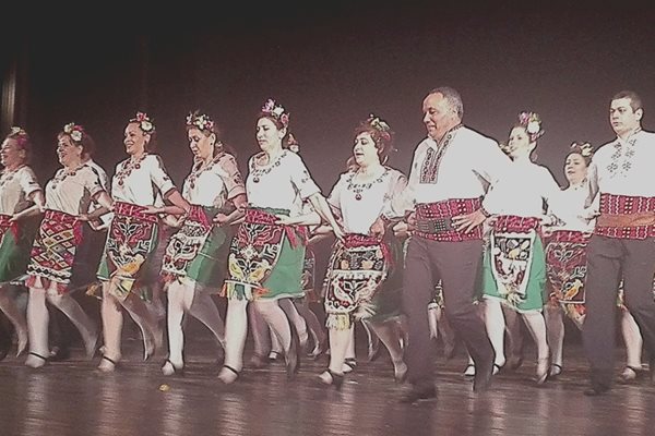 Магията на българското хоро разкриха по-големите от ансамбъла.