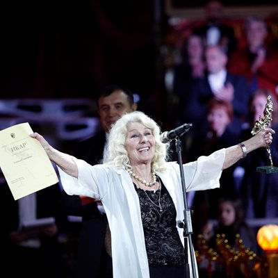 Гинка Станчева с почетната награда "Икар" за цялостен принос към театъра