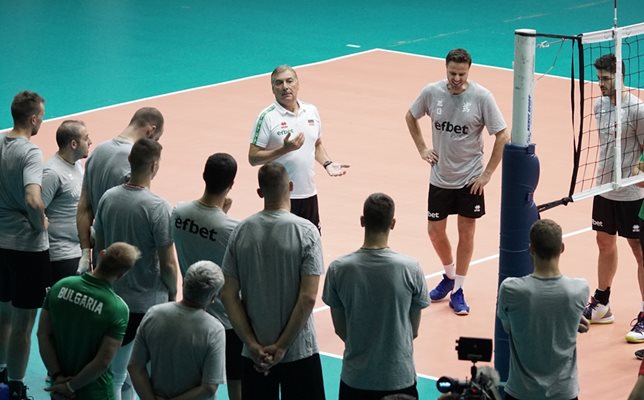 Селекционерът на волейболистите Силвано Пранди говори на избраниците си по време на последната тренировка преди заминаването за европейското първенство.