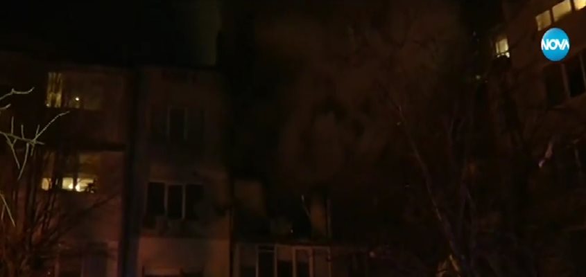 Все още димящият блок във Варна СНИМКА: КАДЪР ОТ НОВА ТВ
