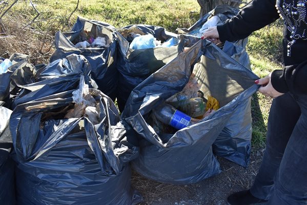 Разчистват нелегални сметища в Асеновградско (снимки)