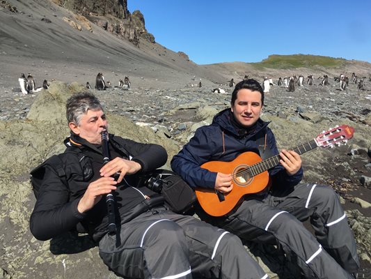 С Християн Цвятков правят концерти и композират музика, докато са в Антарктида.

СНИМКА: РУМЕН ВАСИЛЕВ