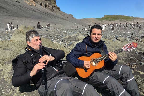 С Християн Цвятков правят концерти и композират музика, докато са в Антарктида.

СНИМКА: РУМЕН ВАСИЛЕВ