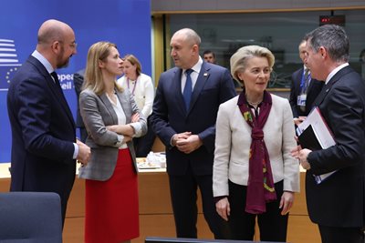 Президентът Радев на заседанието на Съвета на ЕС. Вдясно - шефката на ЕК Урсула фон дер Лайен.