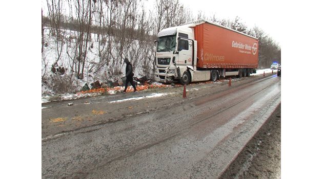 При катастрофата румънски тир разсипа портокали на главния път Русе-Велико Търново