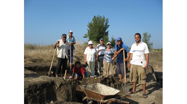 Проф. Людмила Дончева (четвъртата отляво) и екипът й са щастливи, че са открили археологически доказателства за епичната битка на Тервел с арабите. Само липсата на финансиране осуетява по-нататъшните разкопки.