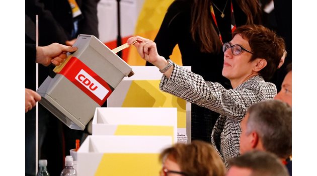 Анегрет Крамп-Каренбауер гласува на изборите за нов партиен лидер.