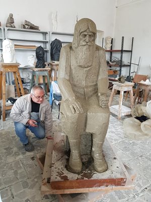 Красимир Митов продължава да работи по глинения проект на паметника