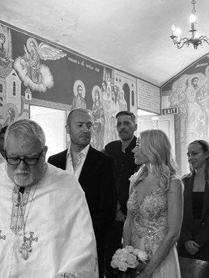 По време на венчавката в църквата зад младоженците са кумовете Александър Жеков и Алекс Раева. 
СНИМКА: АННА ЦВЕТКОВА