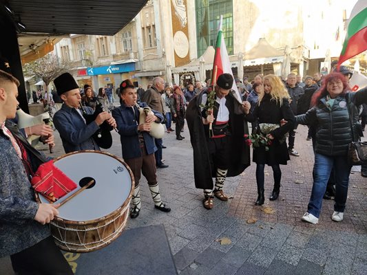 Тъпан, гайди и хора в центъра на Пловдив за закриването на кампанията на Румен Радев.