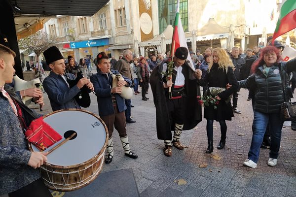 Тъпан, гайди и хора в центъра на Пловдив за закриването на кампанията на Румен Радев.