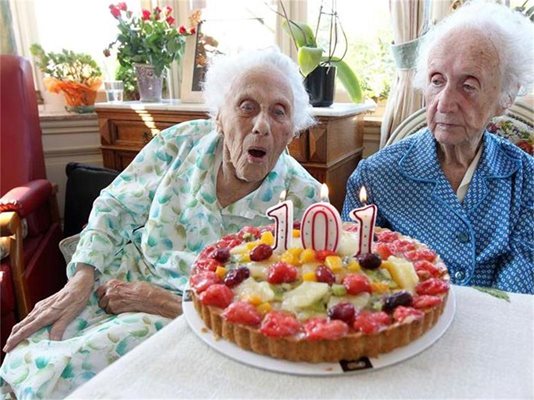 Белгийските близначки Мари (вляво) и Габриел (вдясно) празнуват в началото на октомври своя 101-и рожден ден в старчески дом. В момента те са най-възрастните близначки в света. 
