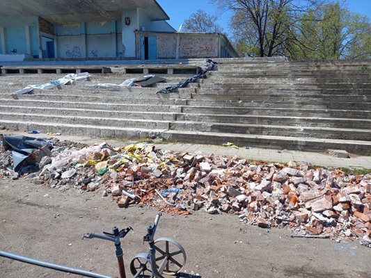 Пети месец се строи стадион "Тодор Диев", но напредването е минимално.