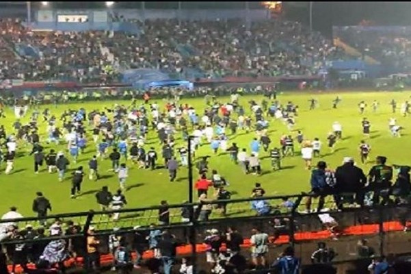 Най-малко 174 са вече загиналите на футболен стадион в Индонезия