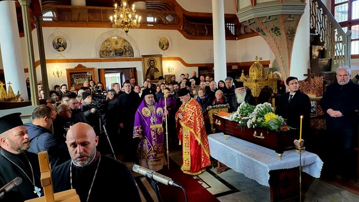 Заупокойната света литургия се води от старозагорския митрополит Киприан. СНИМКИ: НЕНКО СТАНЕВ