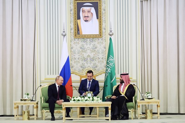 Руският президент Владимир Путин и саудитският принц престолонаследник Мохамед бин Салман се срещнаха в Рияд.
СНИМКА: РОЙТЕРС