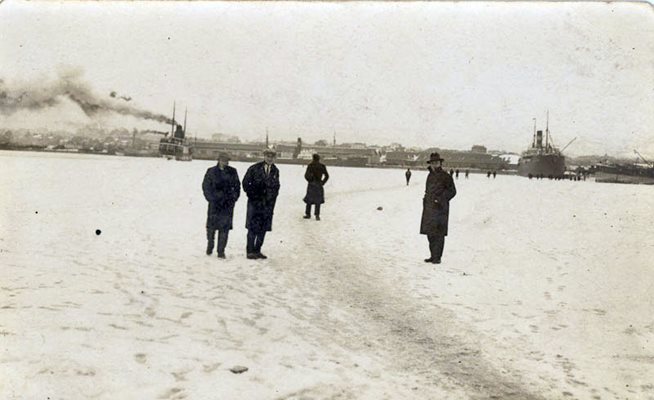 Замръзналото море при пристанище Варна през февруари 1929 г.