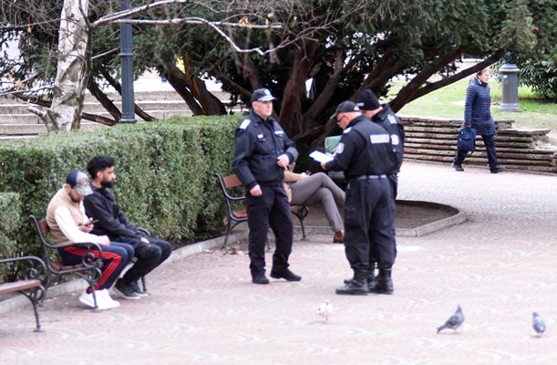 Полицаи проверяват арабин.