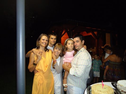 Ангелов е със семейството си - съпругата Наталия, сина Март и дъщерите Ива и Натали (от ляво на дясно).   СНИМКИ: ЛИЧЕН АРХИВ