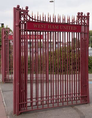 Порталът “Джон Лайъл” бе преместен в олимпийския парк от стария стадион.
