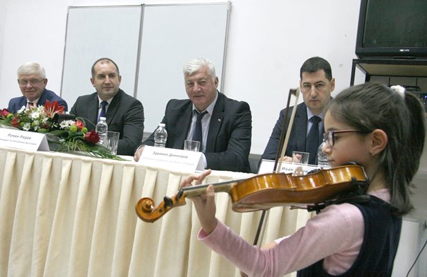 Официалните гости бяха поздравени от талантливи деца от музикалното училище в Пловдив