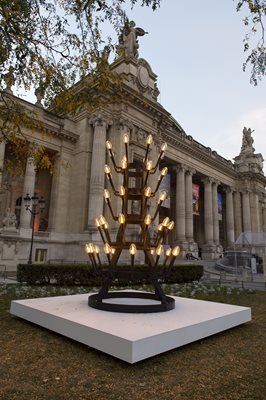 4-метровият свещник, който грейна в центъра на Париж