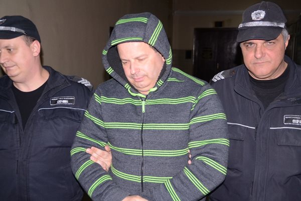 Разследващият митничар Димитър Манчев, посегнал към парите във вещевия склад, бе изправен пред съда.