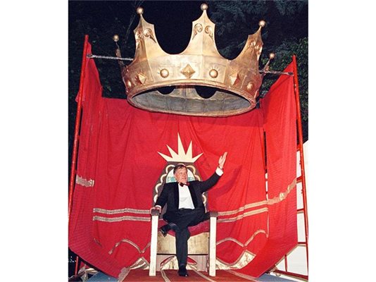 По време на 60-ия му рожден ден преди 11 години му приготвиха истински трон, от който приемаше поздравления.
СНИМКИ: “24 ЧАСА” И БУЛФОТО