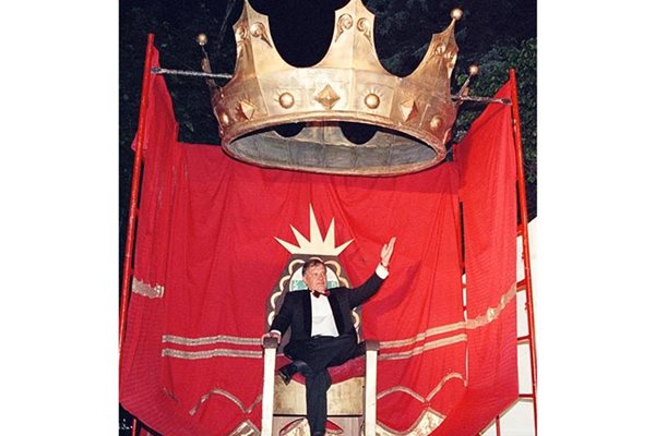 По време на 60-ия му рожден ден преди 11 години му приготвиха истински трон, от който приемаше поздравления.
СНИМКИ: “24 ЧАСА” И БУЛФОТО