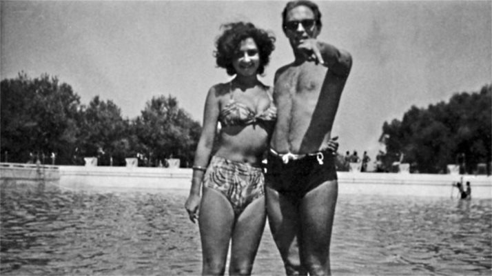 Анахид Тачева, току-що завършила гимназия, с бански костюм, който си е ушила сама. На снимката е с Коста Цонев през 60-те години. 
СНИМКИ: ЛИЧЕН АРХИВ