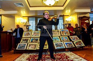 Десетки се молят цигуларят Мичо Димитров да надбори вируса