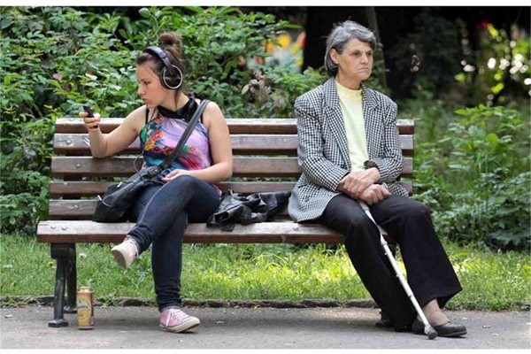 Така изглежда невъзможният тандем между тийнейджърка и пенсионерка в парка. 
СНИМКА:КРИСТИНА ЦВЕТКОВА
