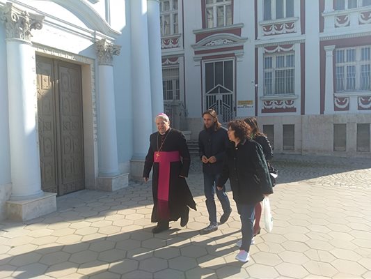 Монсеньор Георги Йовчев на влизане в църквата "Св. Лудвиг" преди нейното облицоване.