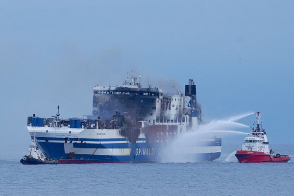 Гръцките власти организираха мащабна операция по гасенето на огъня на борда на ферибота. СНИМКА: РОЙТЕРС