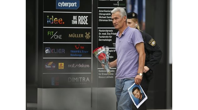 Баща носи цветя и снимка на сина си - една от жертвите на атаката в мюнхенския мол “Олимпия”.