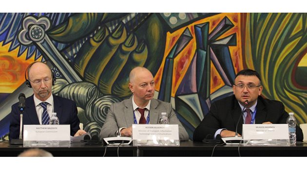 Матю Болдуин, Росен Желязков и Младен Маринов (от лявно на дясно) по време на конференцията в НДК.  СНИМКА: БЛАГОЙ КИРИЛОВ
