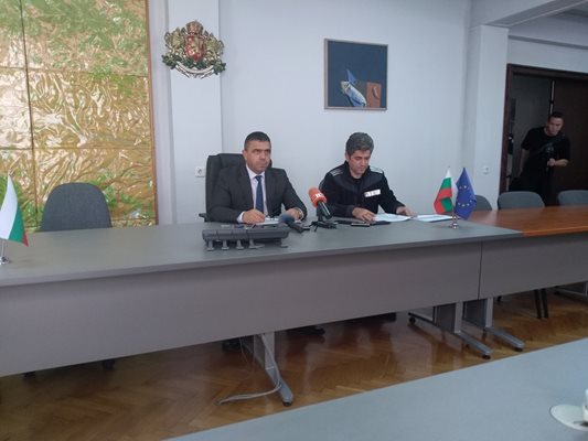 Директорът на пловдивската полиция Атанас Илков (вляво) отчете свършеното от подчинените му за последните два месеца