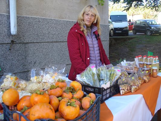 На празника днес плодът се продаваше по 2 лева за килограм.
Снимка: Ваньо Стоилов