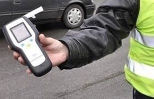 Полицаи от Стамболийски спипаха шофьор да кара пиян два пъти за един час