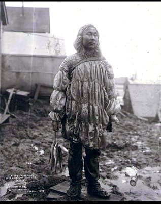 Ескимос, който е облякъл дреха от тюленови черва, снимка от 1900 гдина
