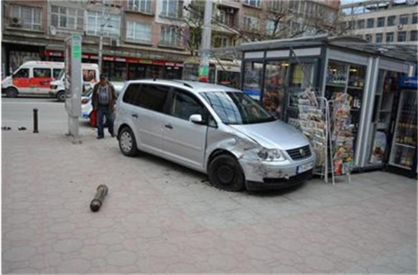 Ченге участвало в ПТП-то, при което кола се вряза в будка за вестници