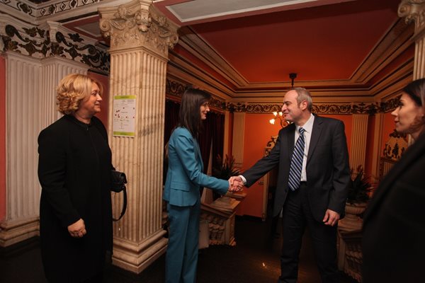 Еврокомисарят Мария Габриел поздравява ректора на СУ Анастас Герджиков
