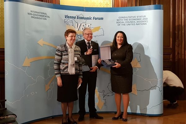 Министърът за Българското председателство на Съвета на ЕС Лиляна Павлова получи от името на България престижната Годишната награда на Виенския икономически форум   СНИМКИ: Пресцентър на Българското председателство на Съвета на ЕС