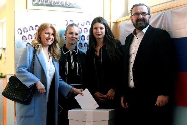 Новата президентка с двете си дъщери и партньора си Петер Конечни