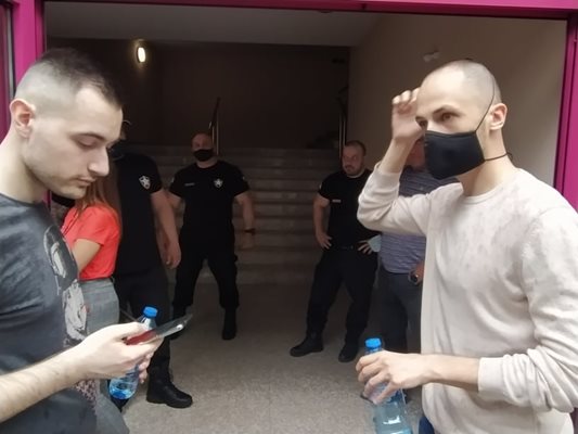 Илиян Попов /вляво/ и Ивайло Гущеров не бяха допуснати с бутилки минерална вода. Те пристигнали от Нидерландия и Виена, за да зададат въпроси на Трифонов.